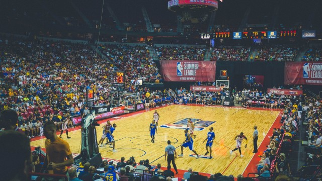 kaiyun-“新都兴城垒球赛：选手全力拼搏，谁将捧起金牌？”